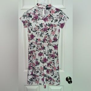 Girls basic edition dress with a floral pattern